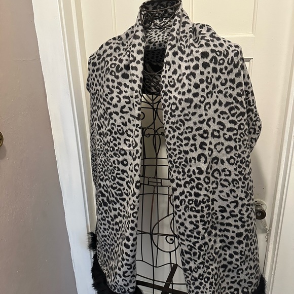 Fox Trim Animal Wrap - Picture 7 of 8